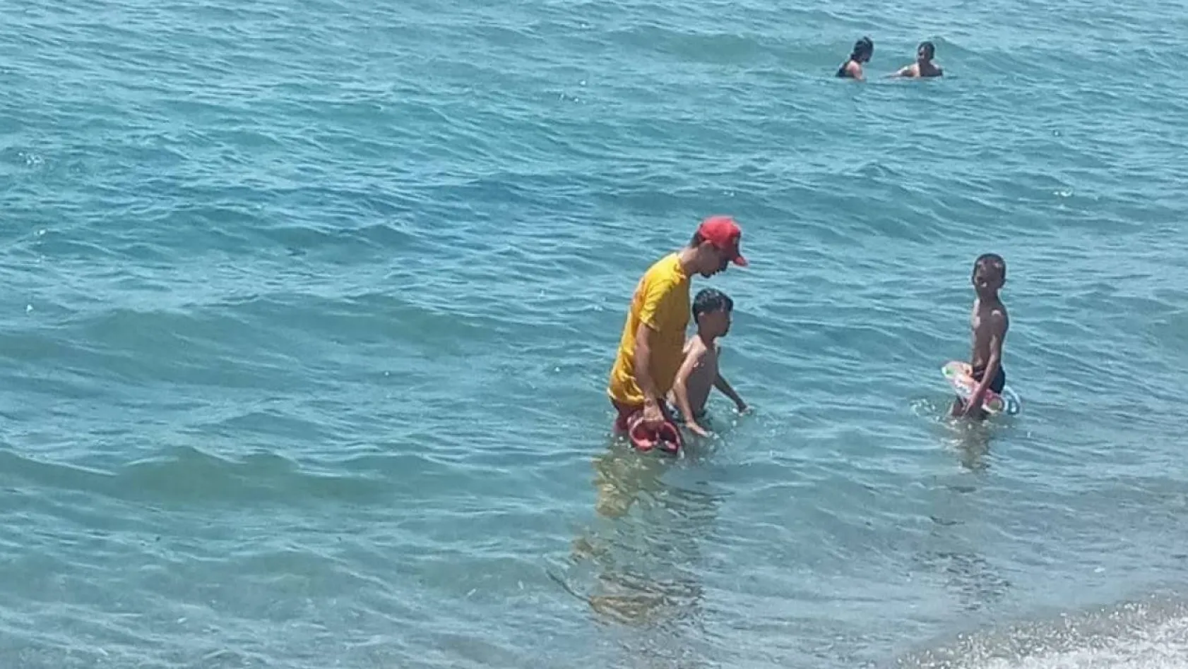 Edremit'te boğulma tehlikesi geçiren 2 çocuğu cankurtaran ekibi kurtardı