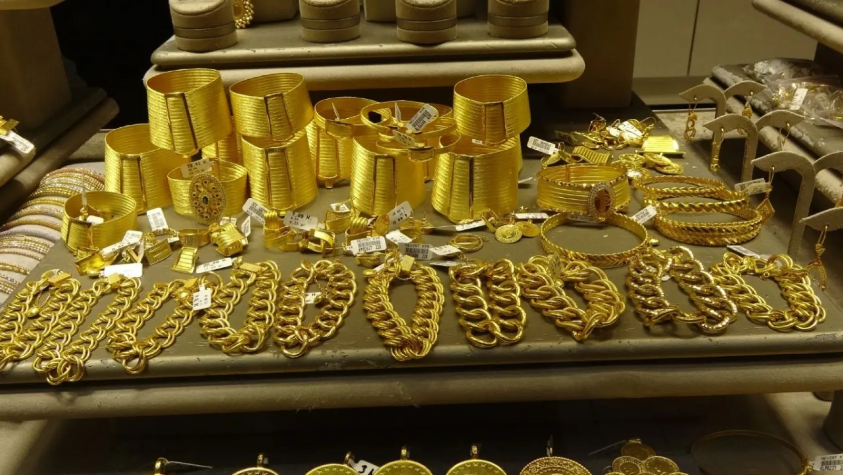 Ekonomistten altın tahmini: 'Yıl sonu altının ons fiyatı 2 bin 700 dolar seviyelerini görebilir'