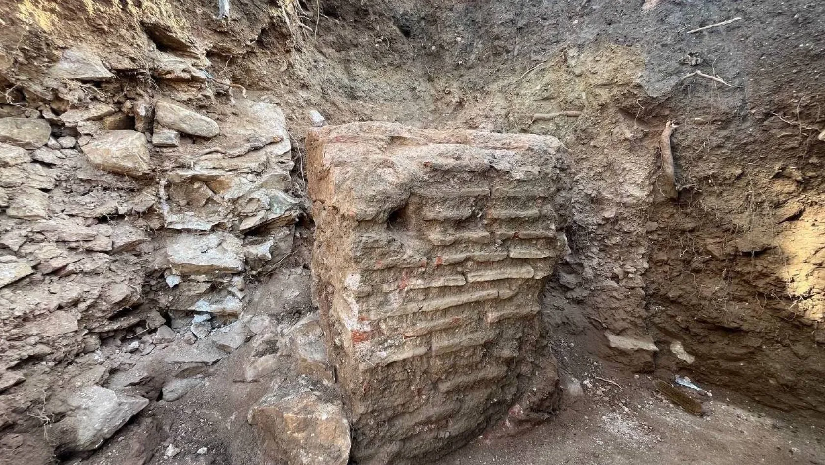 Erdek'te bir evin temel kazısında arkeolojik kalıntı çıktı