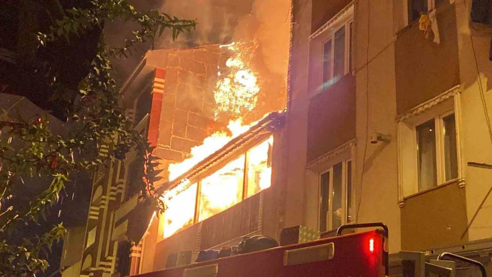 Esenler'de 2 katlı binanın çatı katı alev alev yandı
