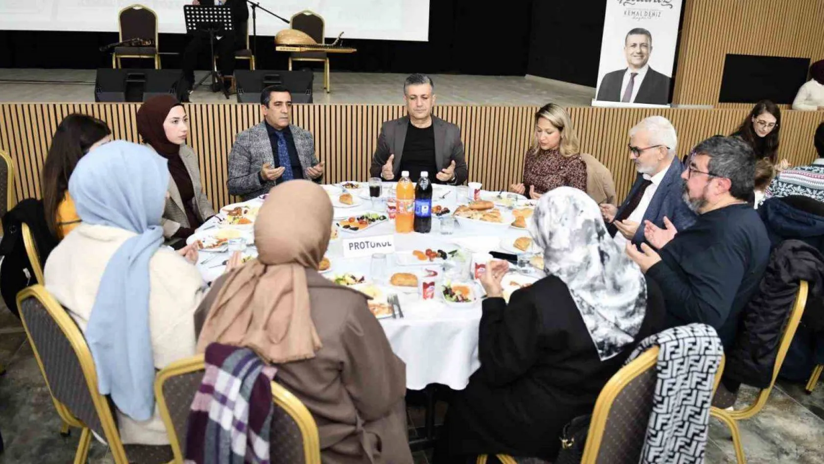 Esenyurt Belediye Başkanı Bozkurt, eğitimcilerle iftar programında bir araya geldi