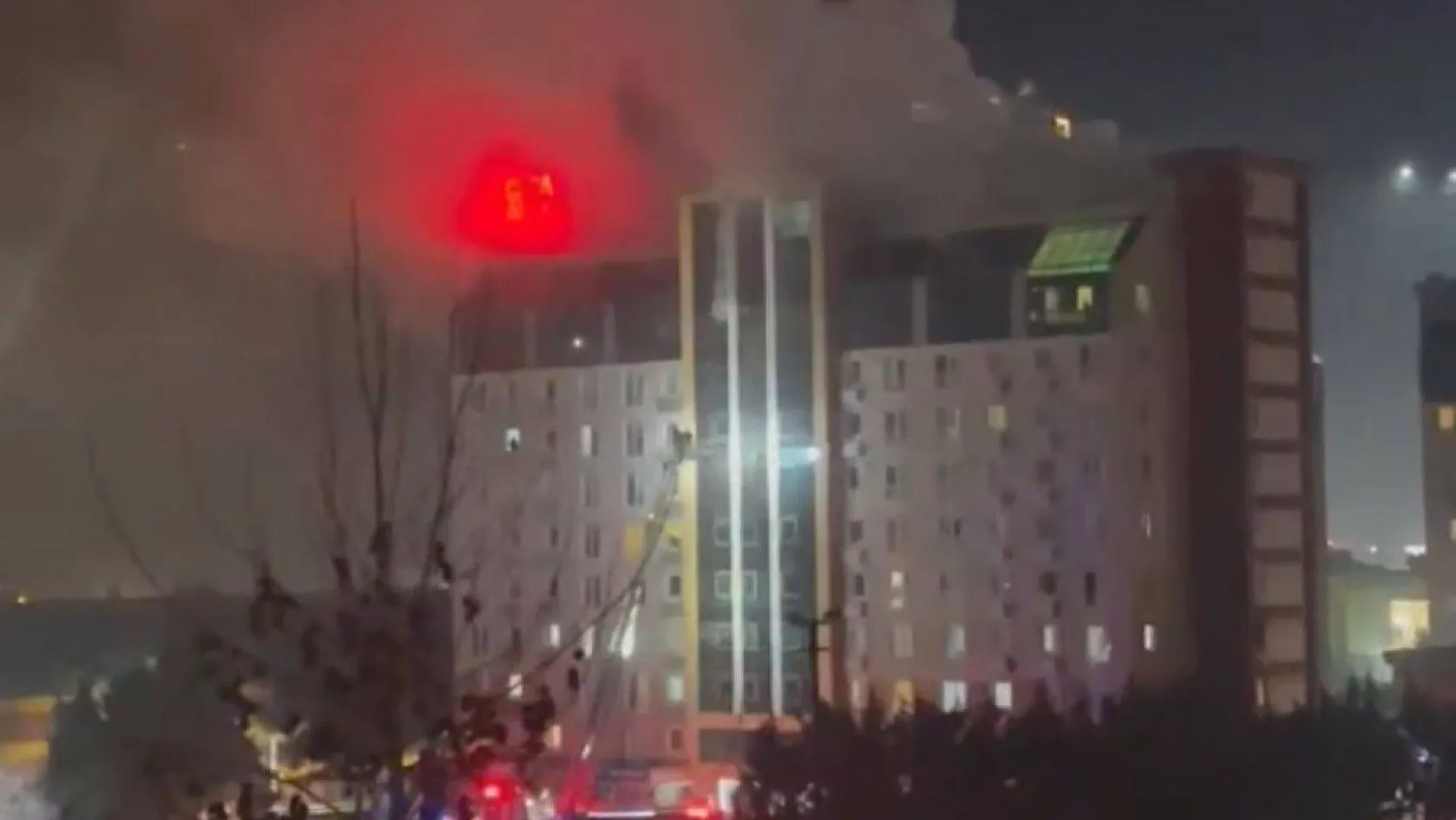 Esenyurt'ta 11 katlı rezidansta korkutan yangın: Mahsur kalan 40 kişi itfaiye ekiplerince kurtarıldı