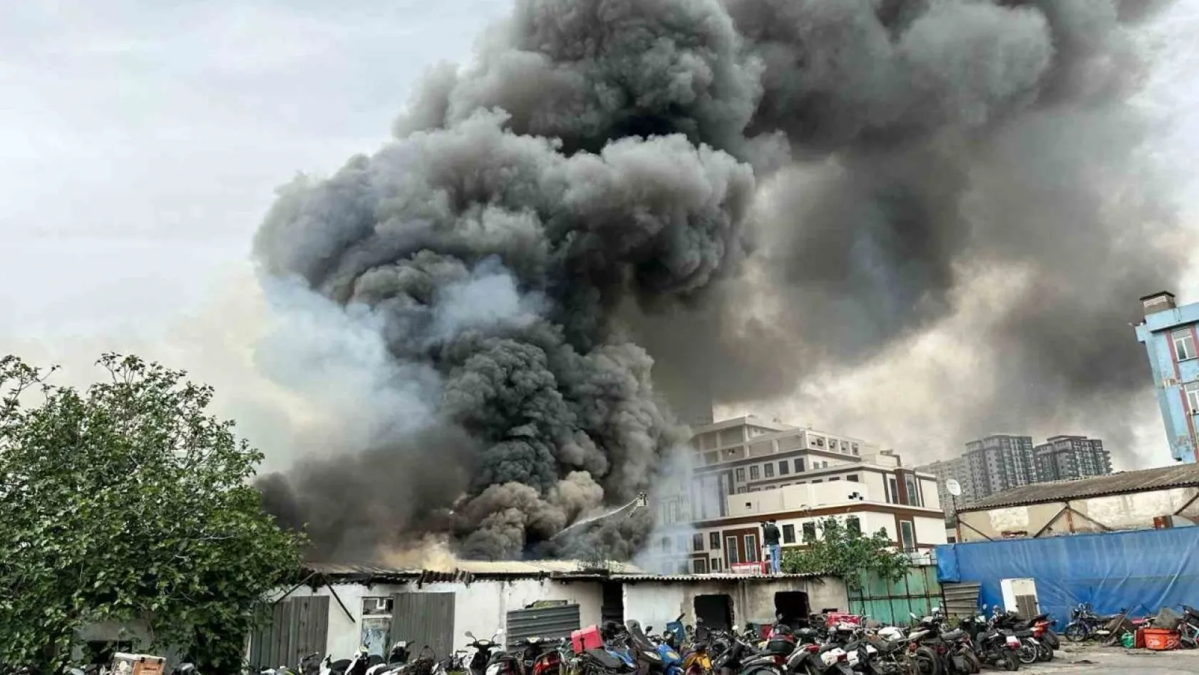 Esenyurt'ta fabrika yangını: Yaklaşık 2 saatlik çalışmayla kontrol altına alındı