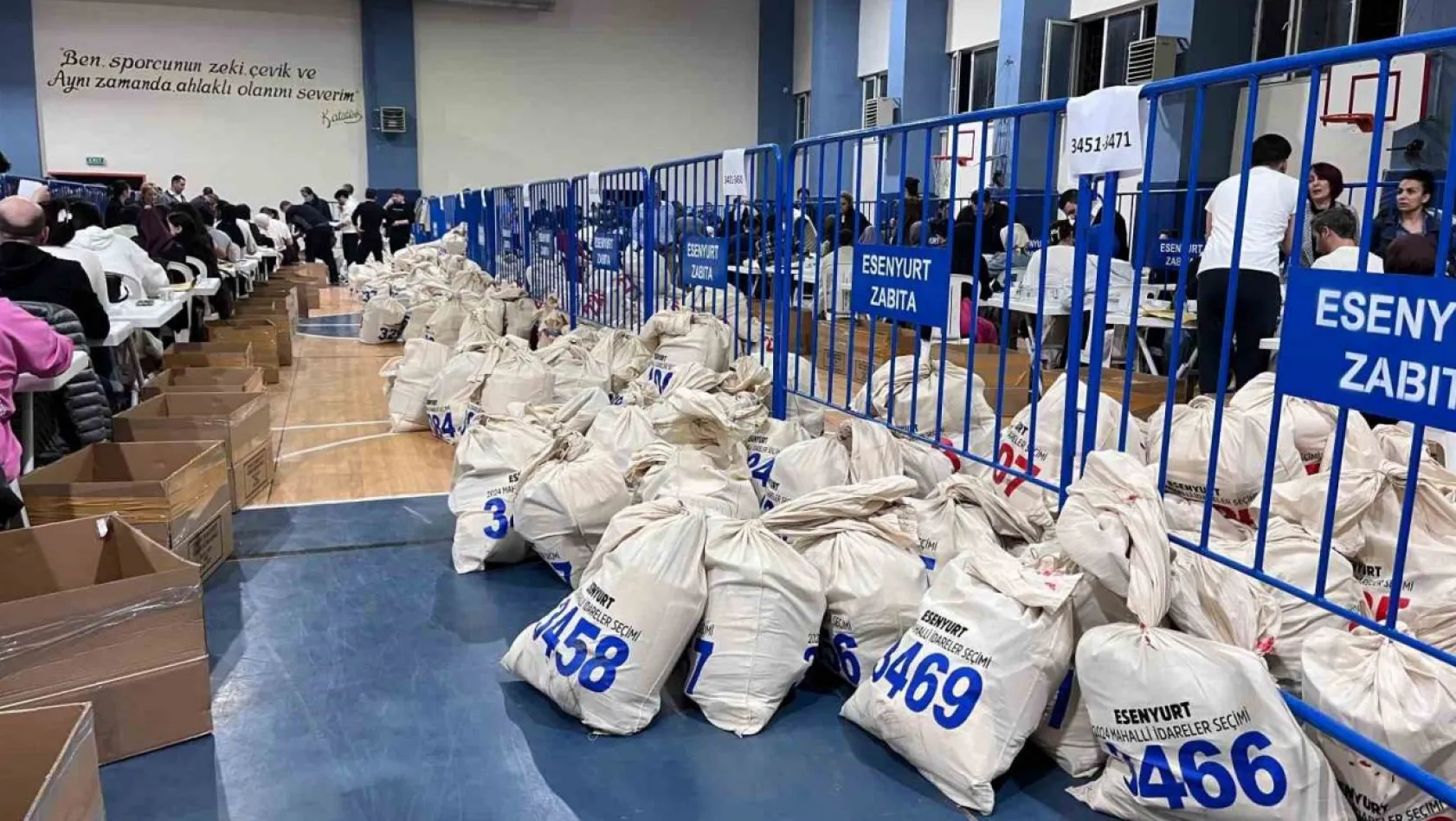 Esenyurt'ta oy pusulalarının bulunduğu torbalar ilçe seçim kuruluna getirilmeye devam ediyor