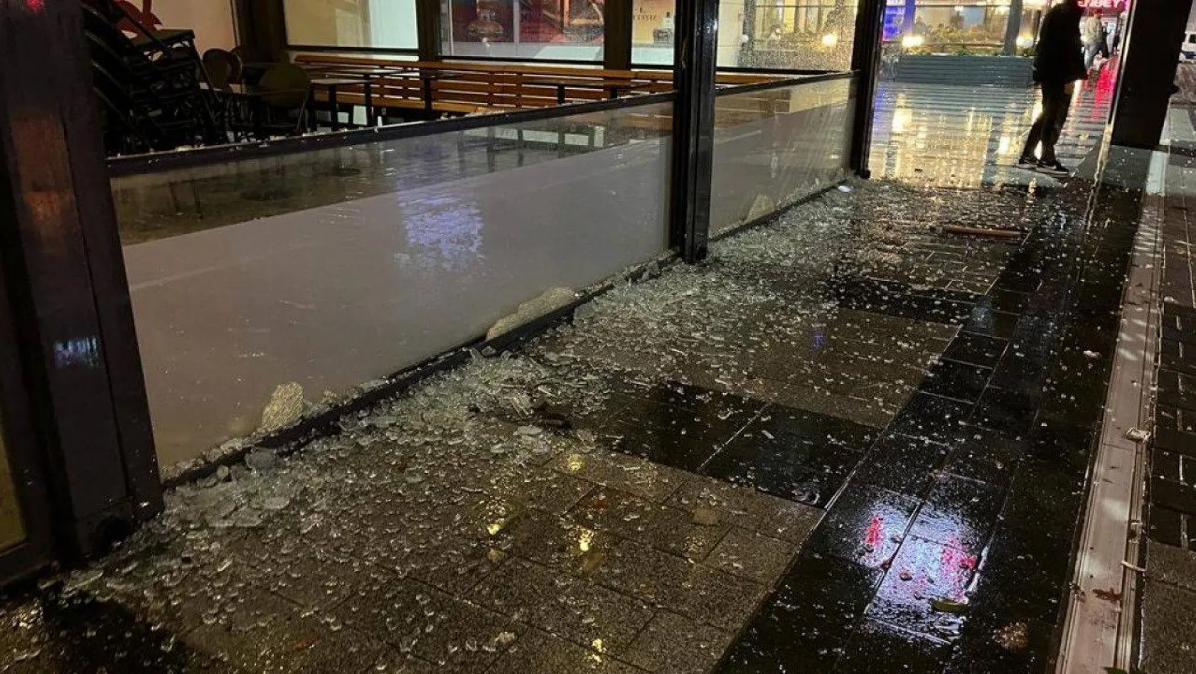 Esenyurt'ta protesto için kahve dükkanına giren şahıslar, camları kırdı