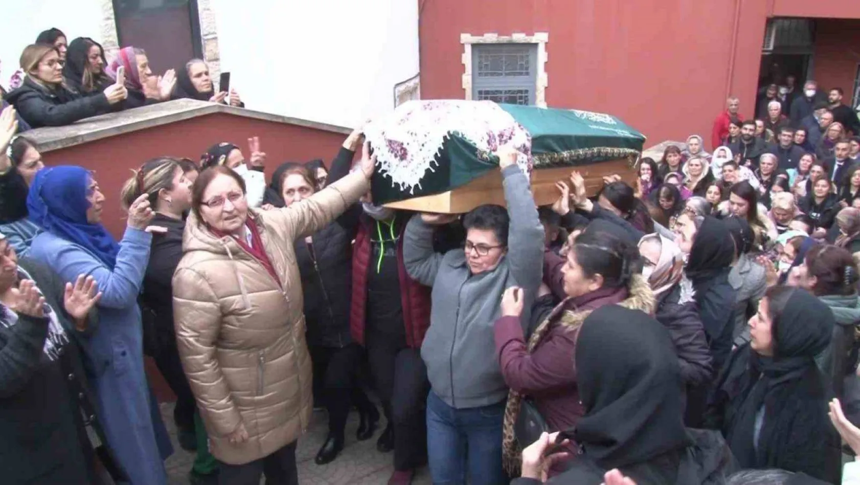 Eşi tarafından öldürülen Duygu Can'ın cenazesinde tabutunu kadınlar taşıdı