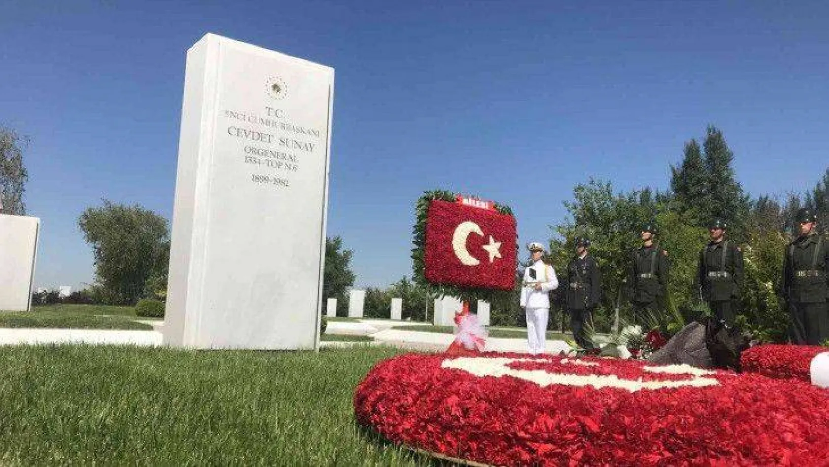Eski Cumhurbaşkanı Cevdet Sunay, ölüm yıl dönümünde mezarı başında anıldı