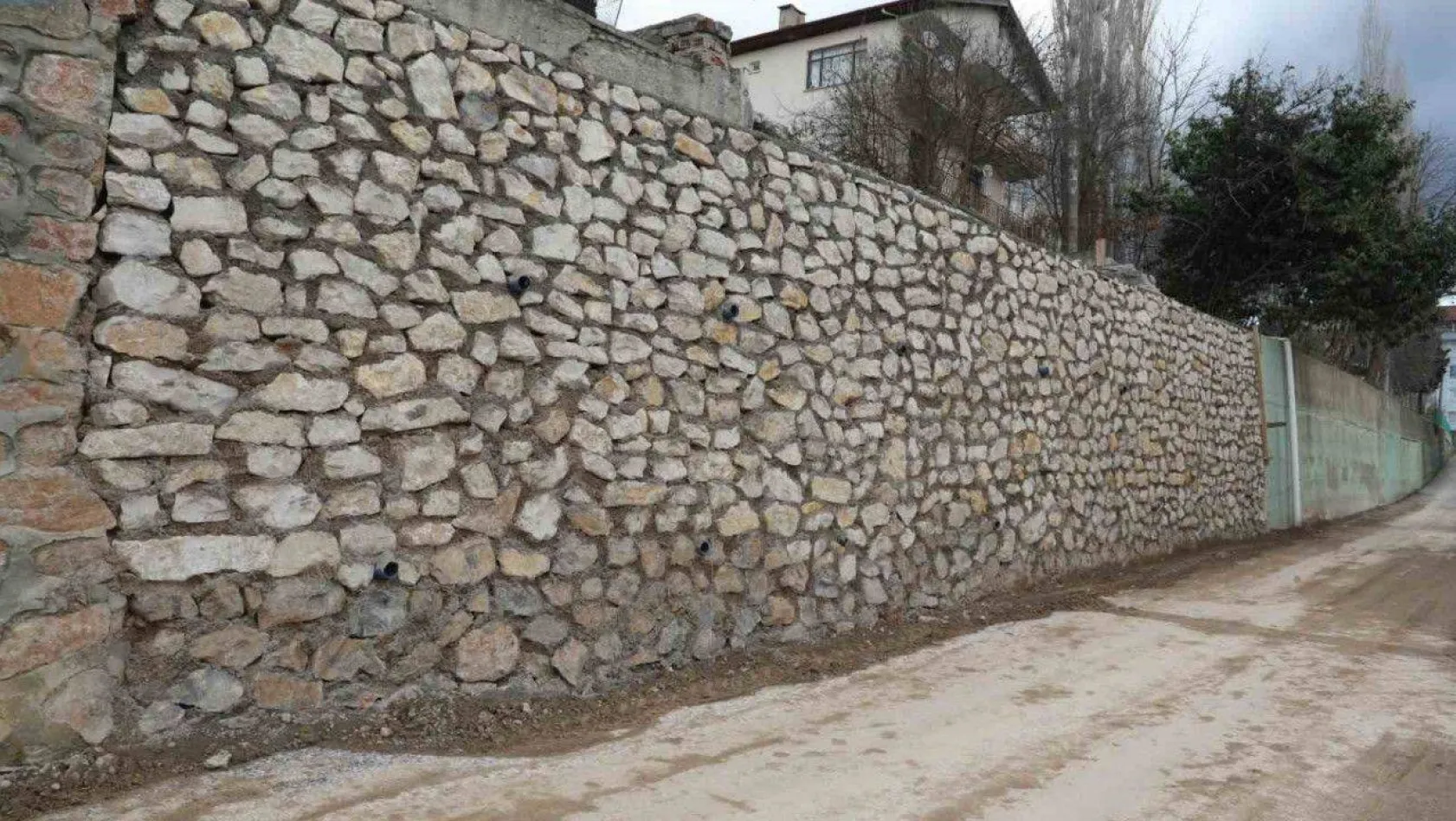 Fatih Mahallesi'ndeki hasarlı istinat duvarını tamamen yenilendi