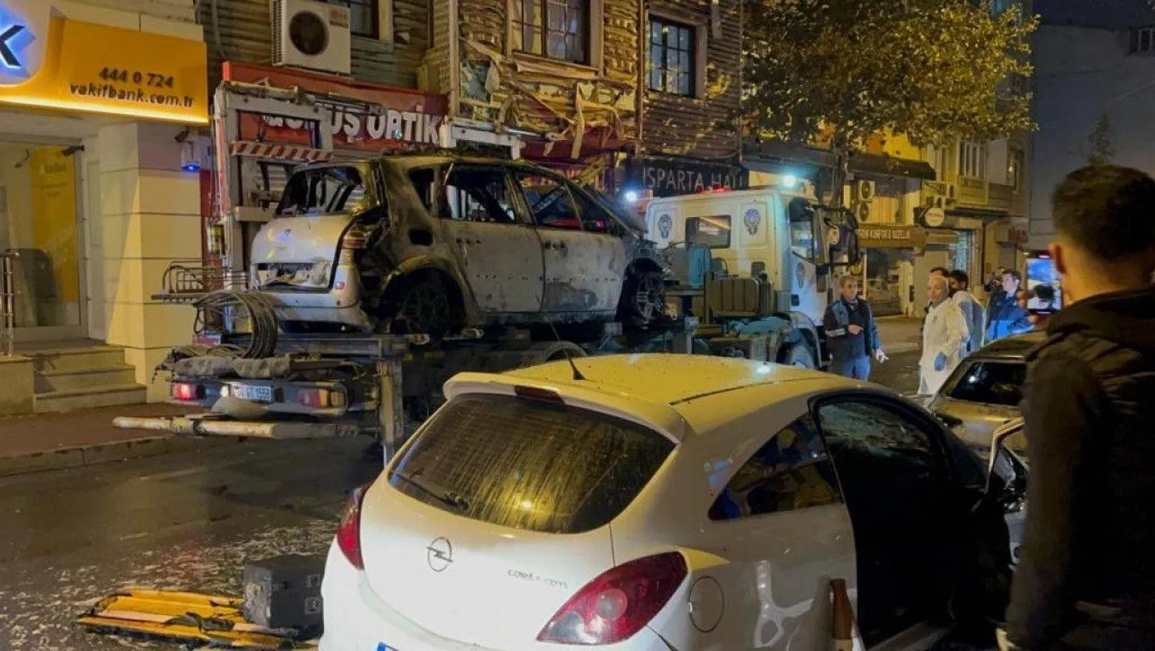 Fatih'te 5 araç alev alev yandı