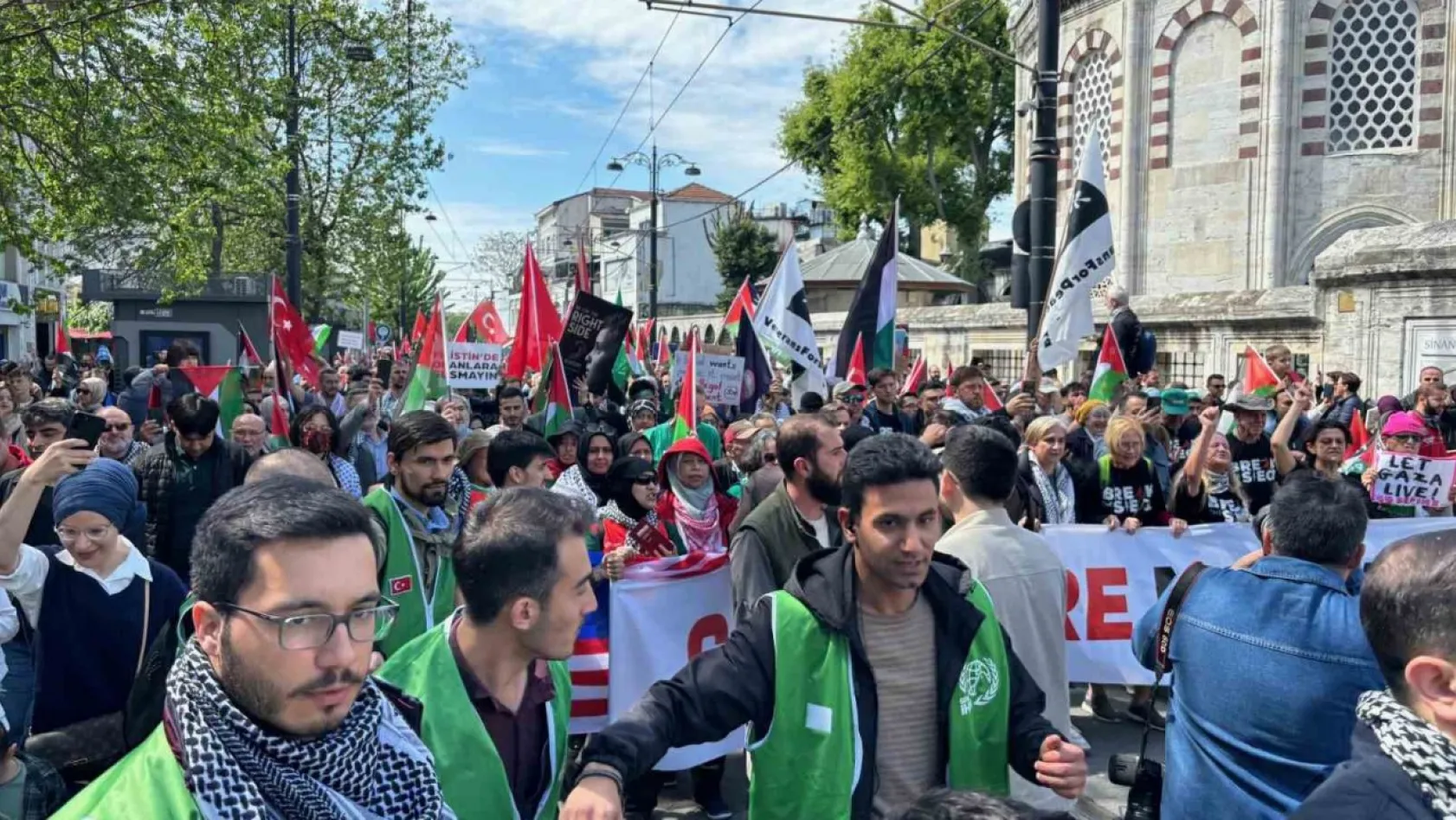 Fatih'te binlerce kişi Filistin'e destek için yürüdü