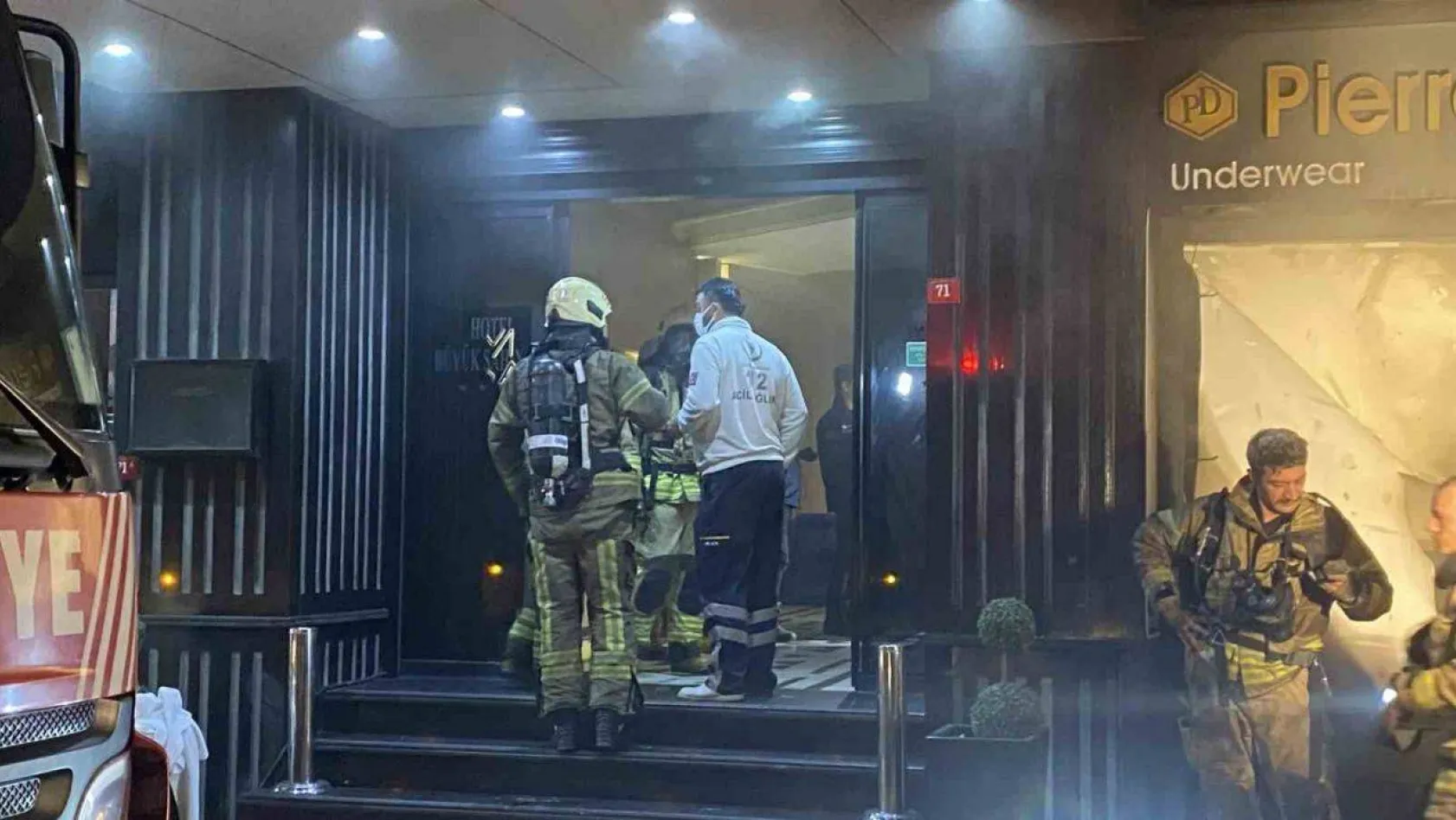Fatih'te otelde yangın paniği: Çarşafları birbirine bağlayıp 3. kattan inmeye çalıştı
