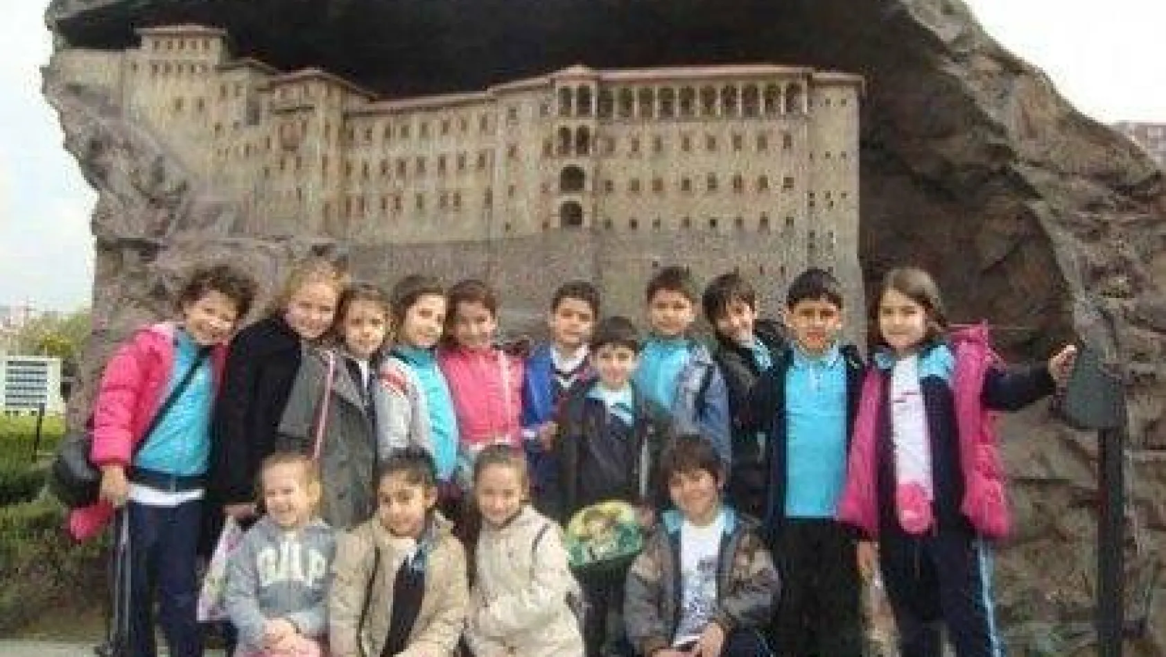 Fatih'in öğrencileri Miniatürk'ü gezdi 