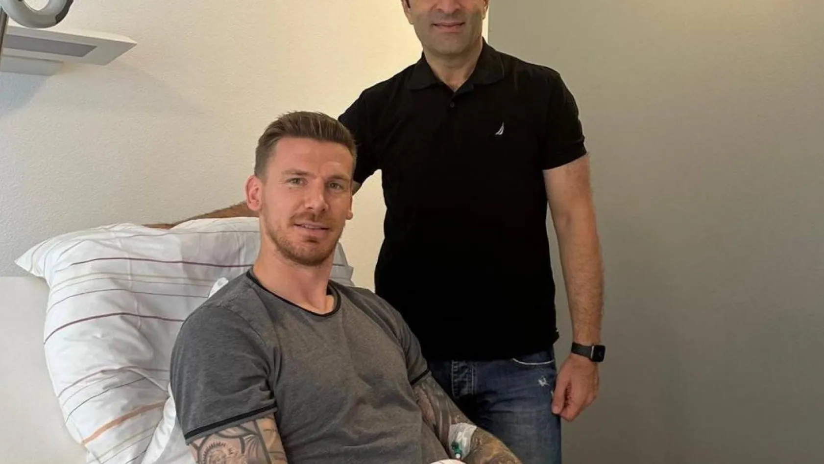 Fenerbahçe: 'Profesyonel Futbol A Takımı oyuncularımızdan Serdar Aziz, Almanya'nın Münih şehrinde sol ayak bileğinden başarılı bir artroskopi operasyonu geçirmiştir. Rehabilitasyon ve tedavi süreci başlayan tecrübeli oyuncumuza geçmiş olsun dileklerimizi 