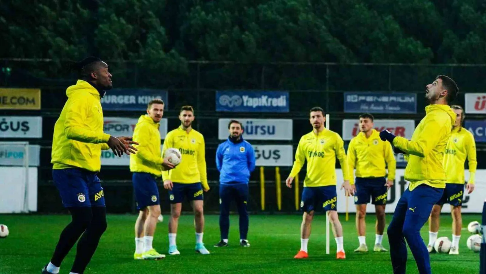 Fenerbahçe, Alanyaspor maçı öncesi kampa girdi
