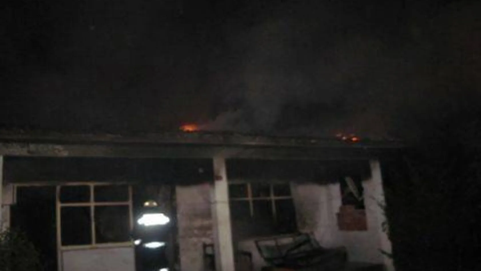 Fenerköy'de gecekondu yandı