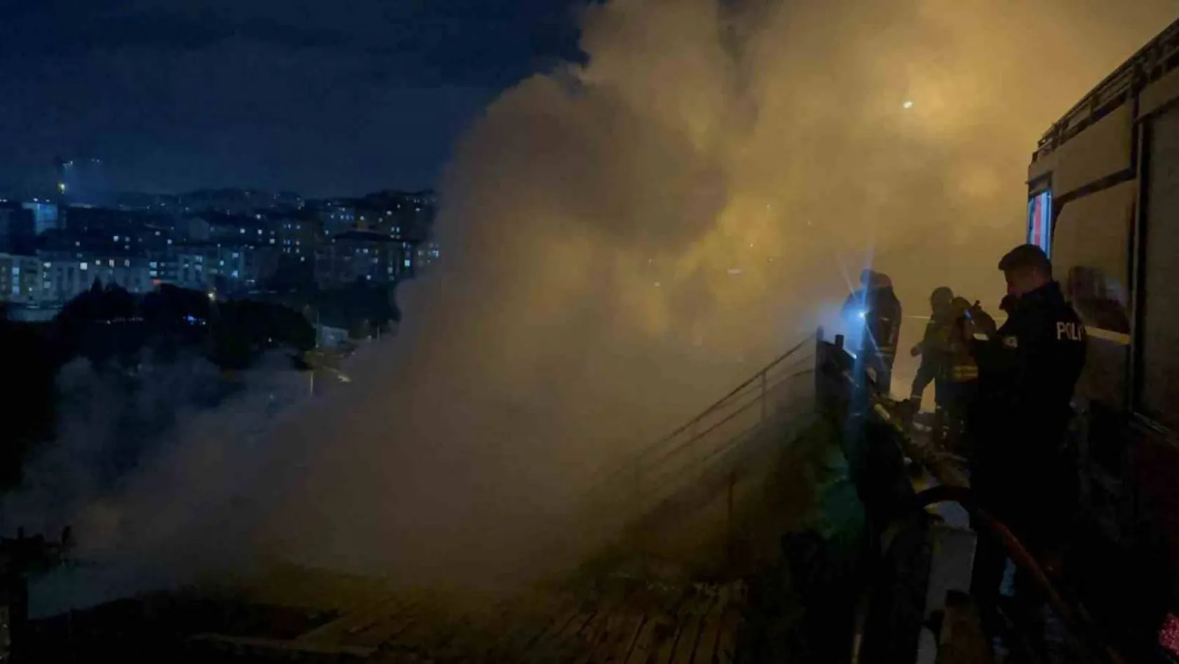 Gaziosmanpaşa'da 2 katlı binada korkutan yangın