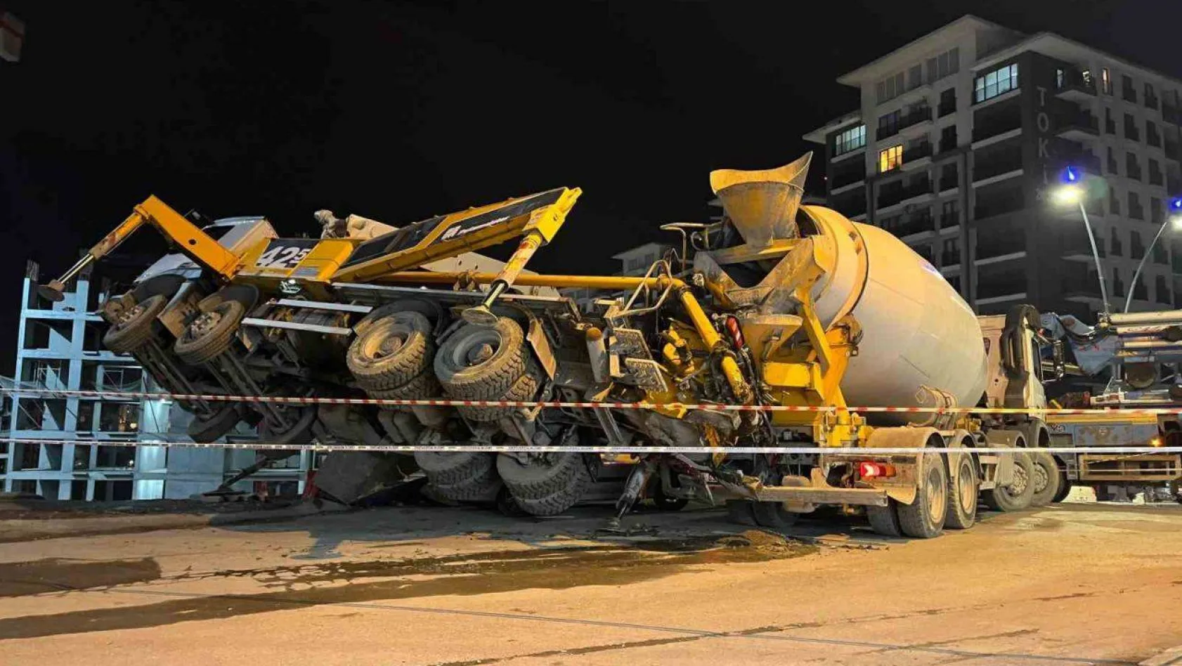 Gaziosmanpaşa'da inşaat çalışmasında beton pompası aracı yan yattı