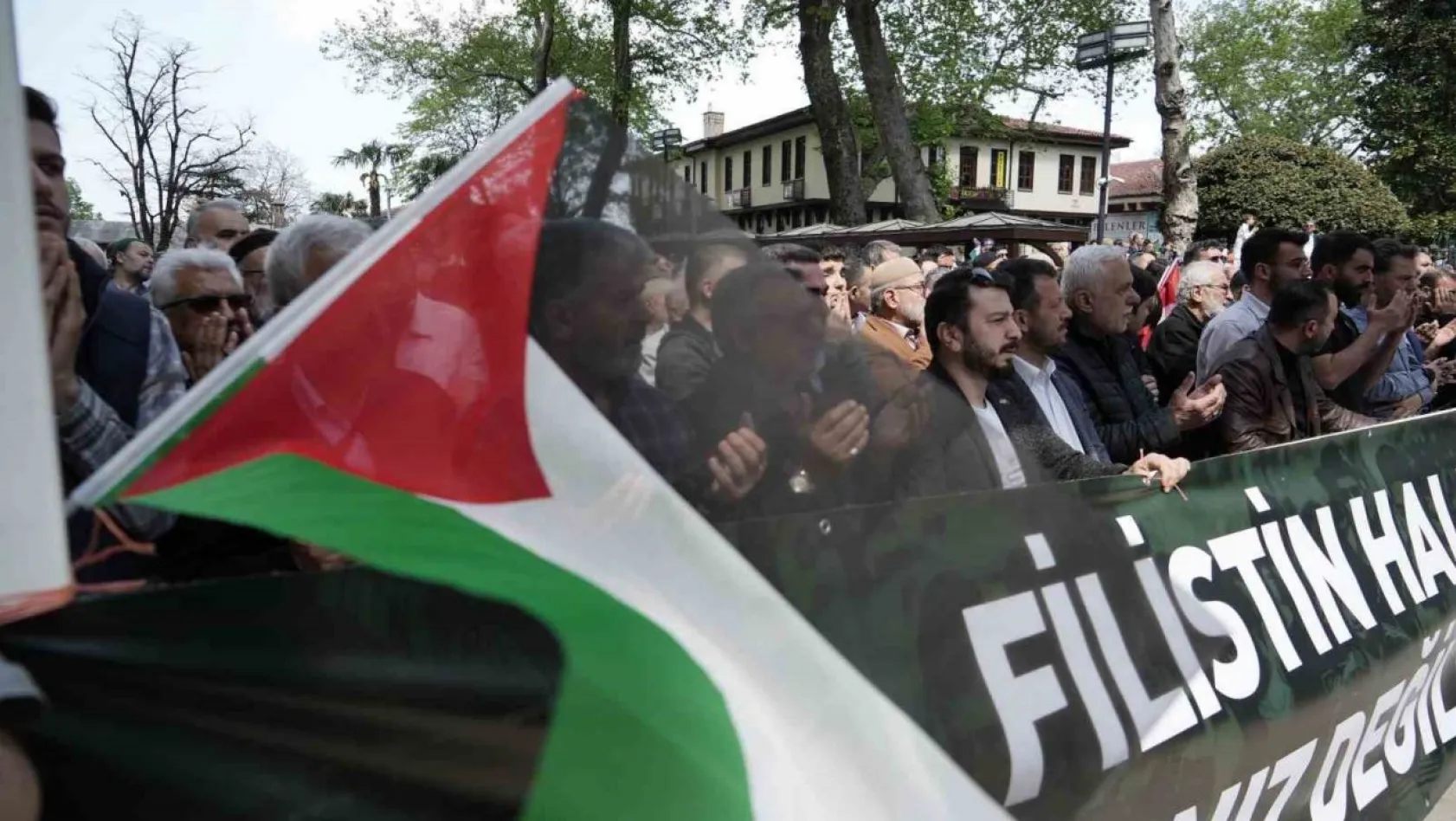 Gazze'de hayatını kaybedenler için gıyabi cenaze namazı kılındı