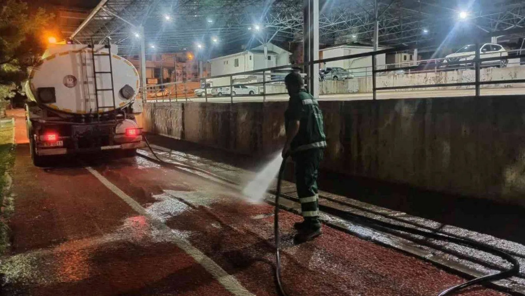 Gece Temizlik Timi, sokakları pırıl pırıl temizliyor