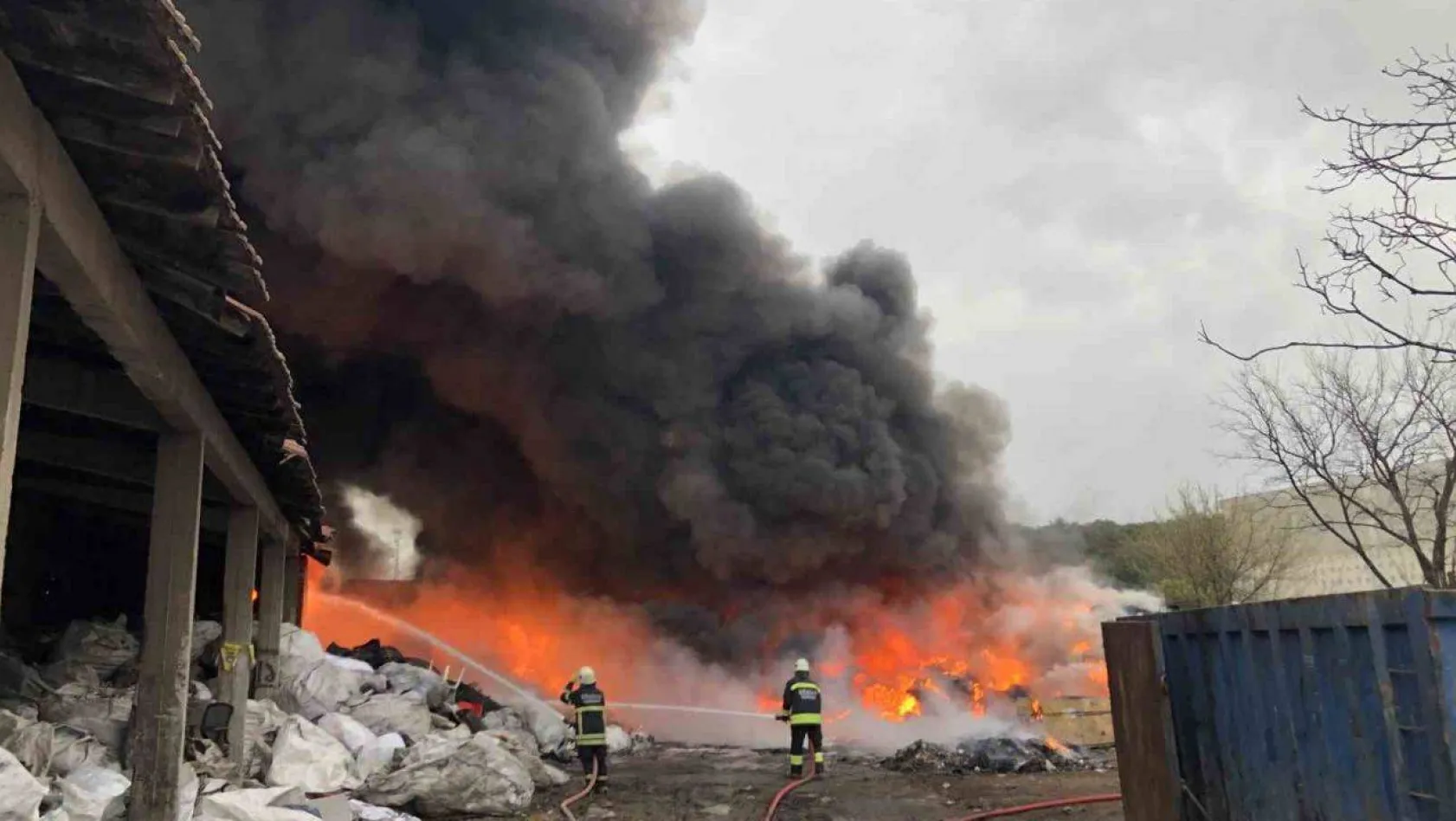 Geri dönüşüm tesisinde yangın: Dumanlar iki ilçeden de görüldü