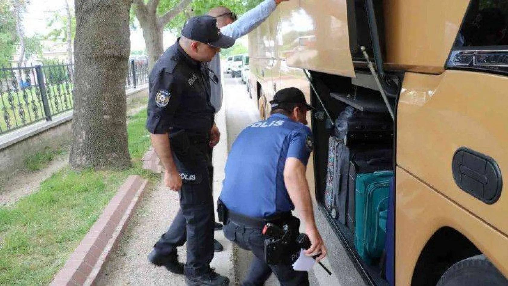 Göçmenler otobüsün deposunda sıkışmış halde yakalandı