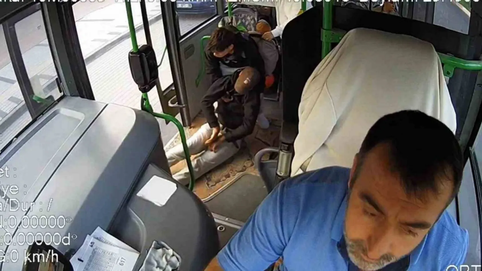 Halk otobüsü şoförü fenalaşan adamı hastaneye götürdü
