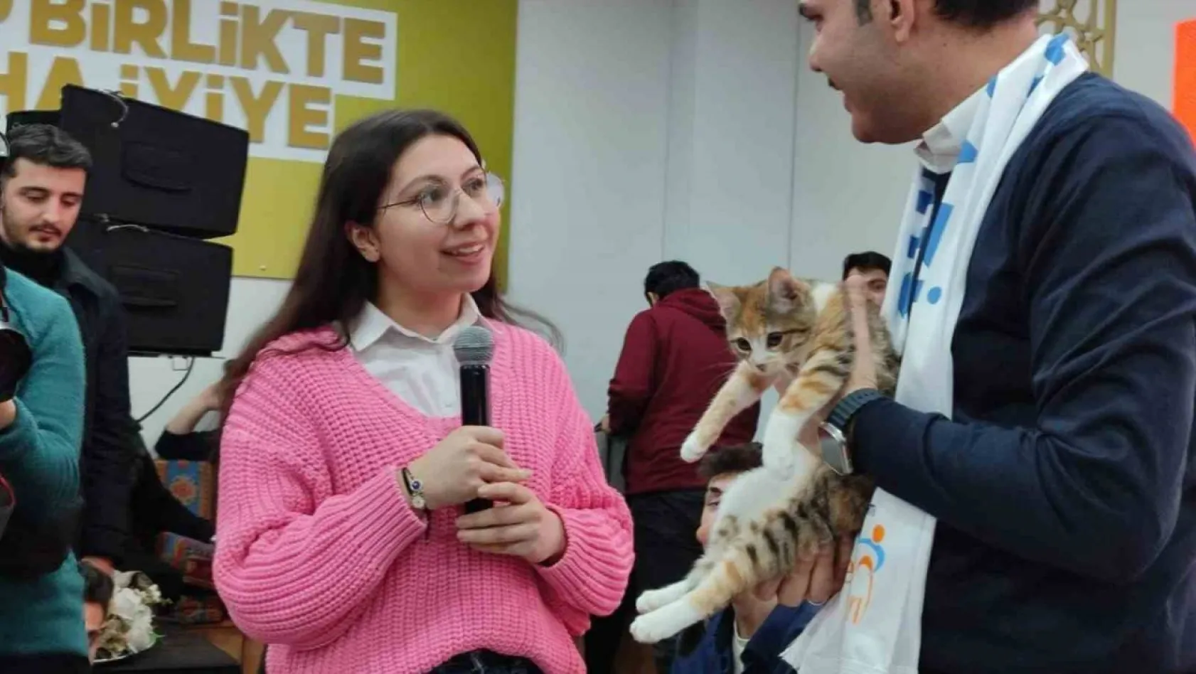 İBB Başkan adayı Murat Kurum'a kedi hediyesi