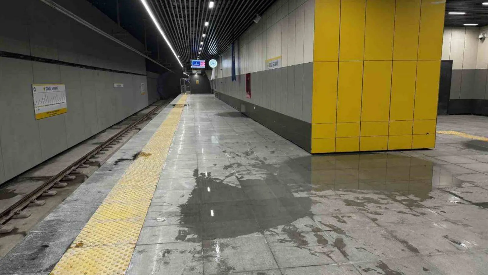 İBB'nin hizmete açtığı metro rezaleti: Tavanından lağım suyu akan metroda asansörler çalışmıyor