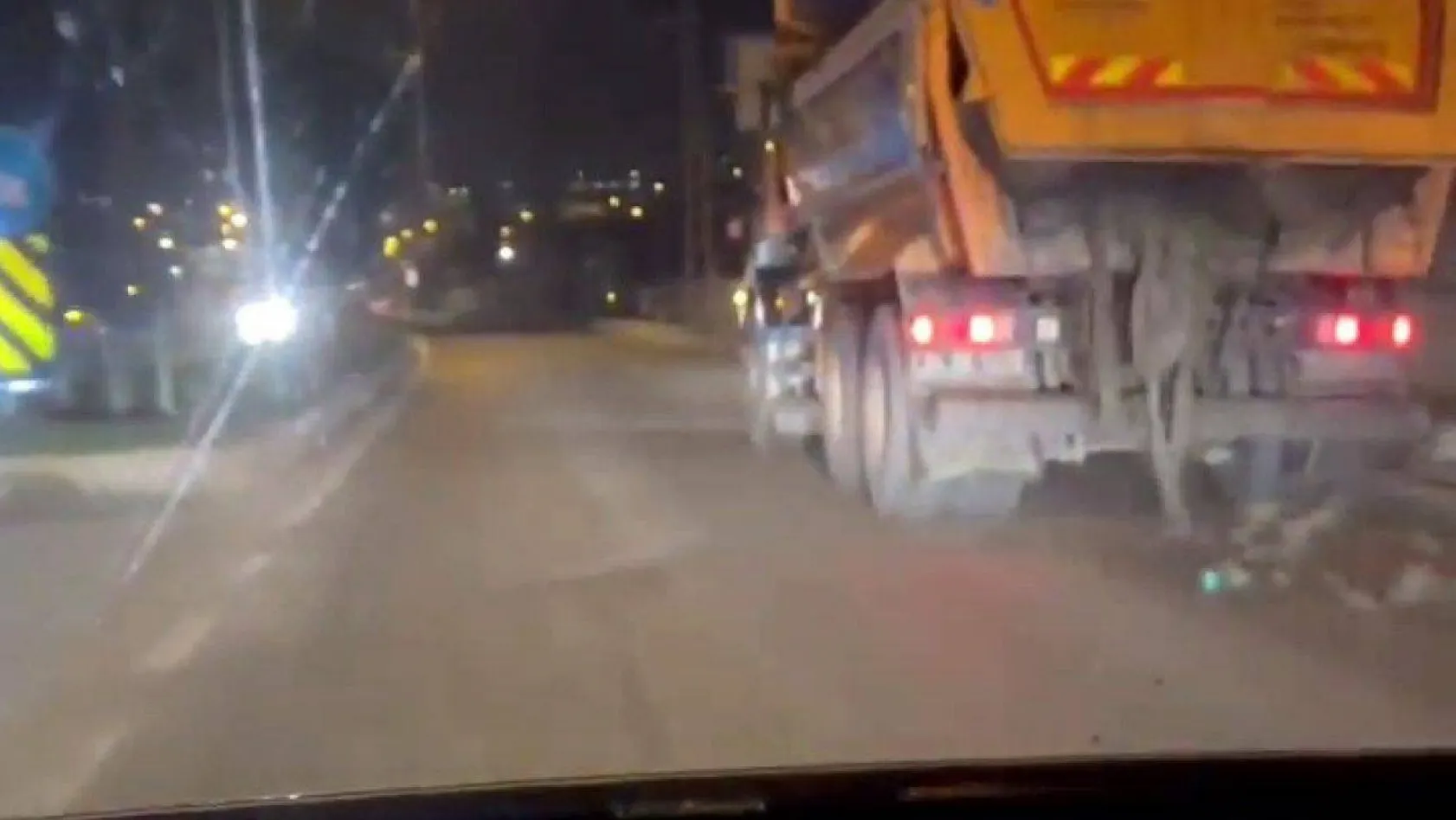 İBB'ye ait hafriyat kamyonun kapağı açık kalınca caddeye düşen taş parçalar tehlike saçtı: O anlar kamerada