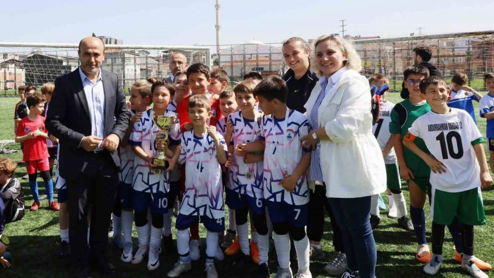 İlkokul Futbol Şenliği'nde kupalar sahiplerini buldu