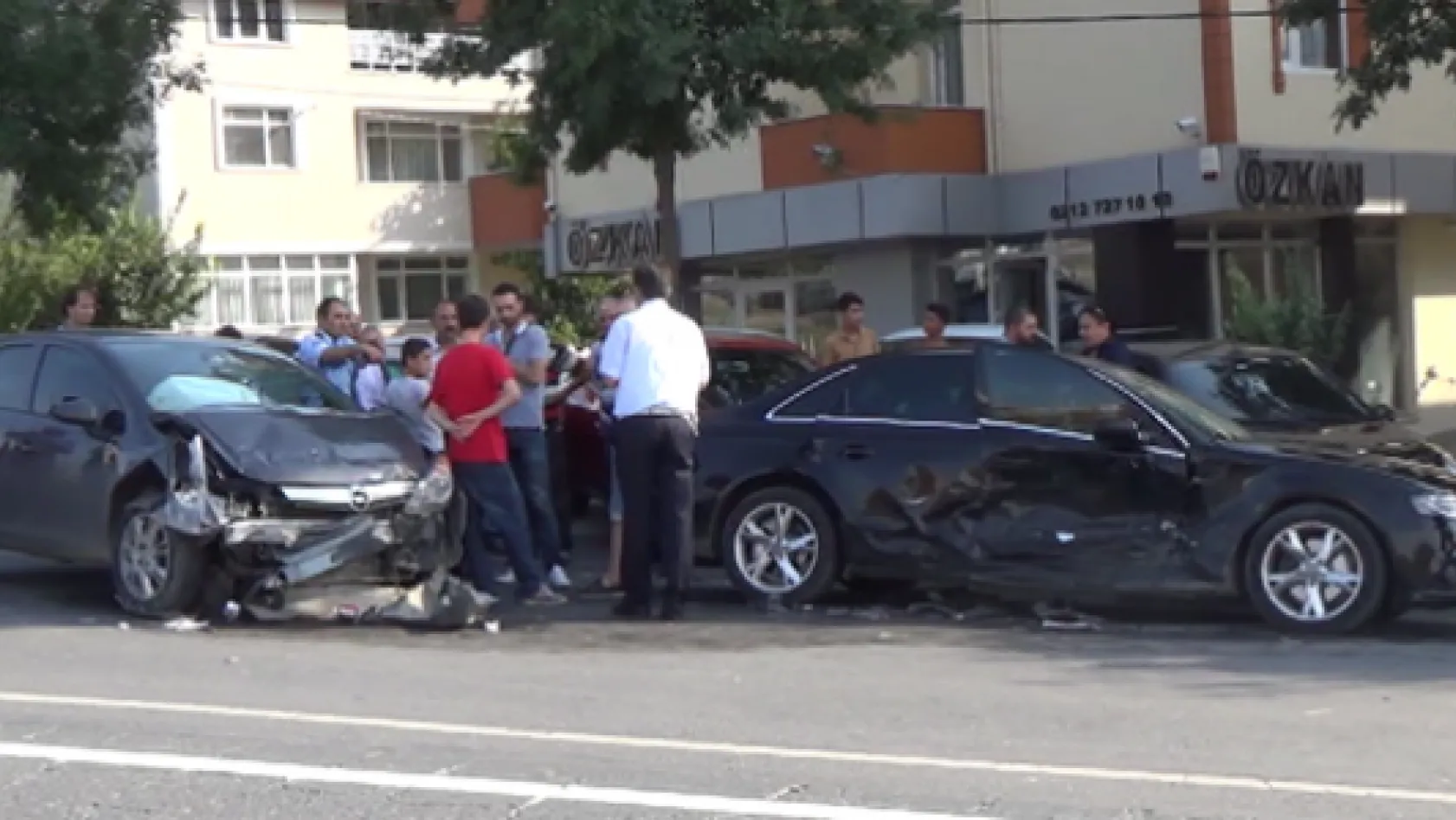 İnanılmaz Kazada 5 araç hasar gördü