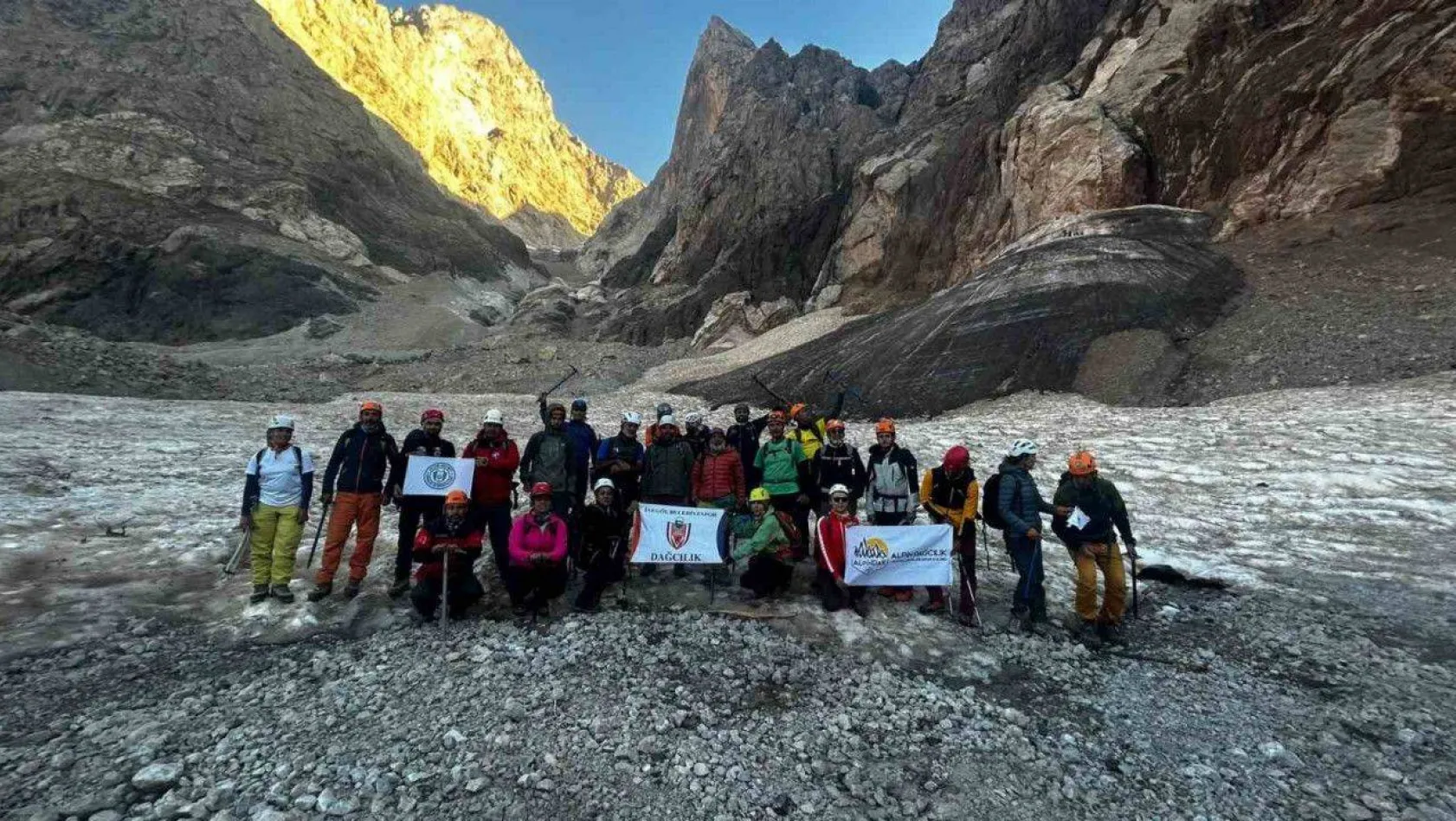 İnegöllü sporcular Cilo Dağı'nda buz tırmanış eğitimine katıldı