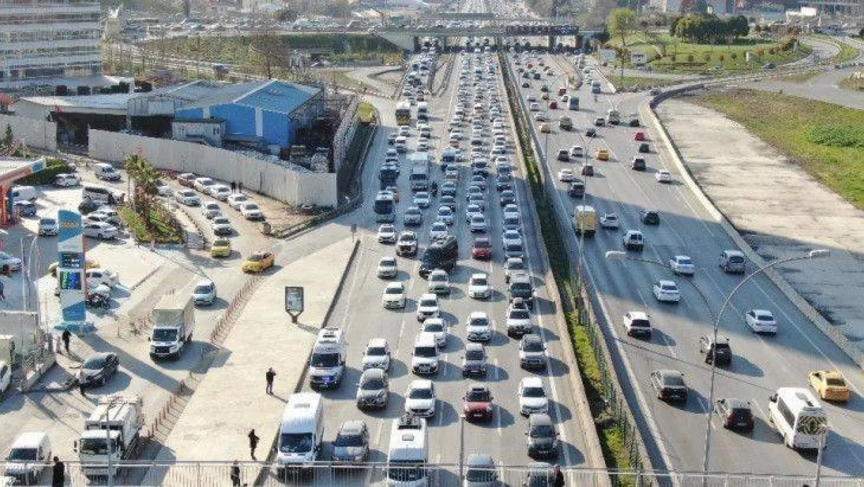 İstanbul'da cuma trafiği: Uzun kuyruklar  oluştu