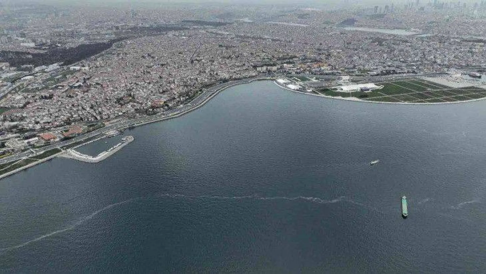 İstanbul'da denizdeki kirlilik dron ile görüntülendi