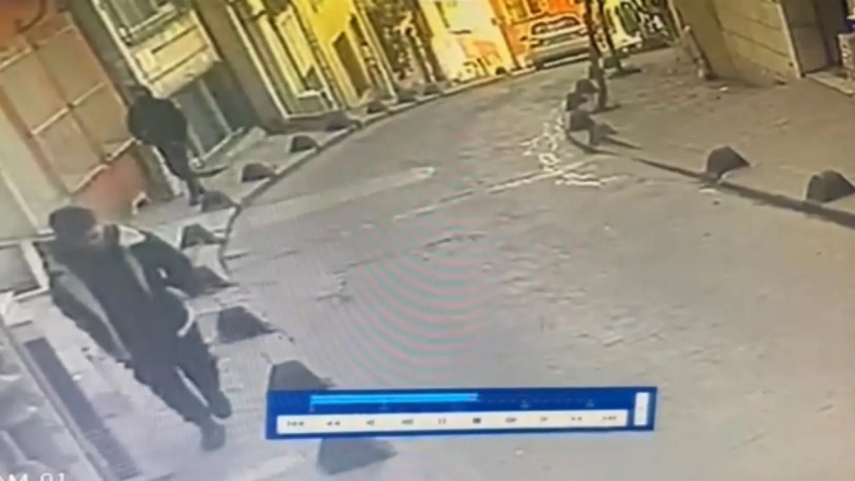 İstanbul'da film gibi olay kamerada: Yanlış adamı vurdu, bayramda el öperken yakalandı