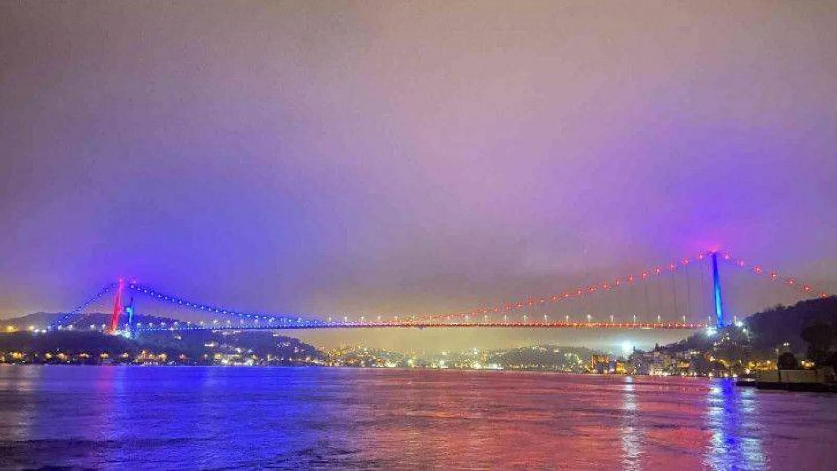 İstanbul'da köprüler Trabzonspor'un renkleriyle ışıklandırıldı