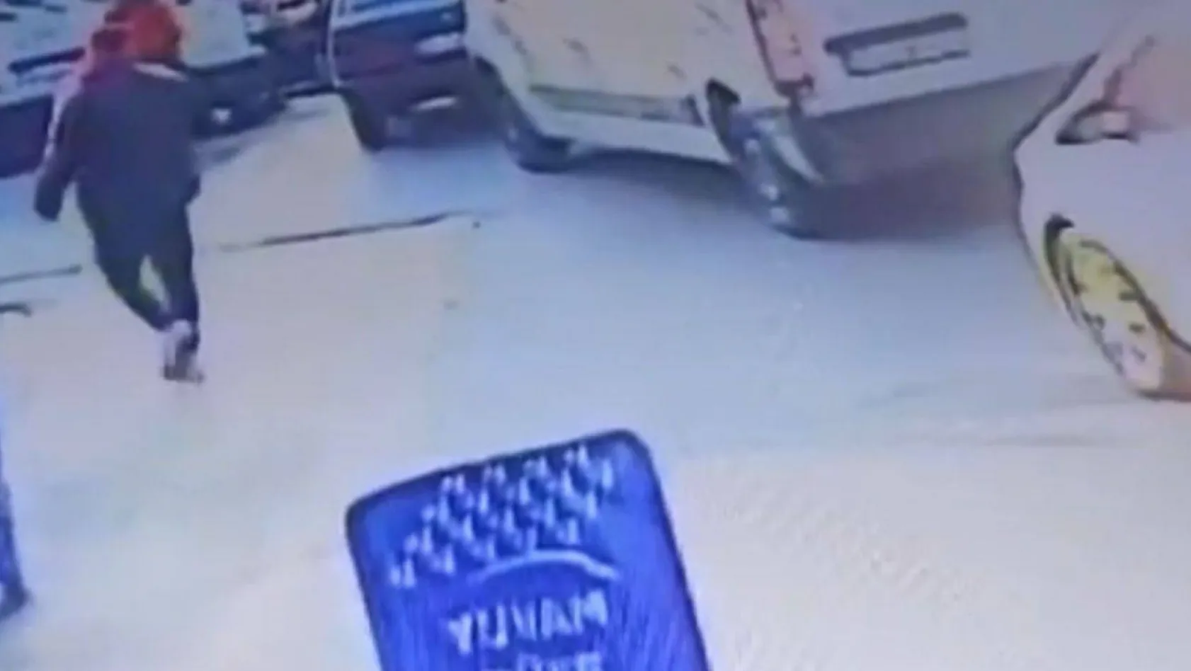 İstanbul'da levyeli trafik kavgasında yeni görüntüler: Servis şoförü otomobile çarpıp adamın üstüne yürümüş
