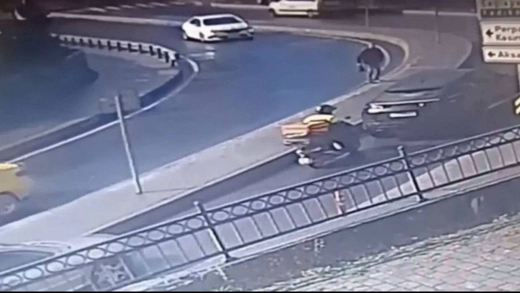 İstanbul'da lüks araçla 'navigasyon' kazası kamerada: Kuryeye 300 euro verip kaçtılar