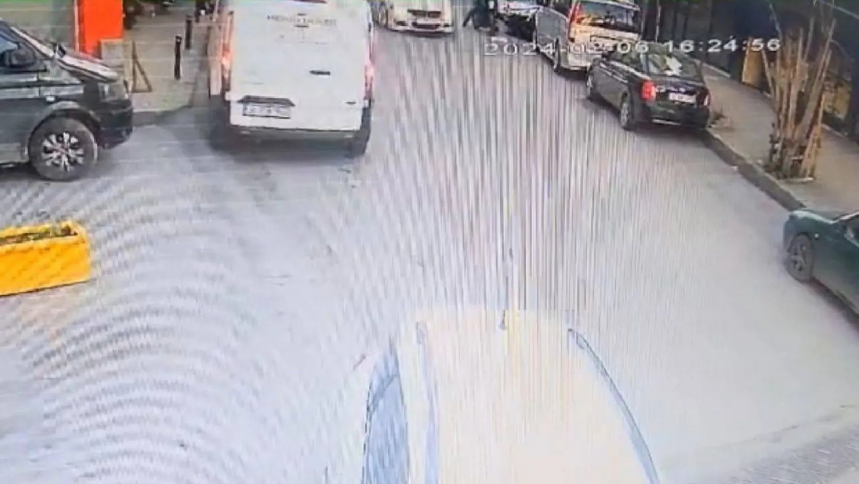 İstanbul'da motosikletli adama silahlı saldırı kamerada: Önünü kesip başından vurdular