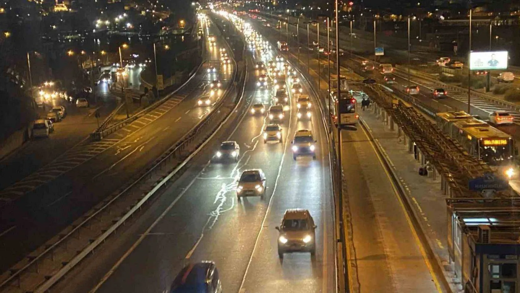 İstanbul'da okulların yeniden açılmasıyla sabah trafik yoğunluğu oluştu