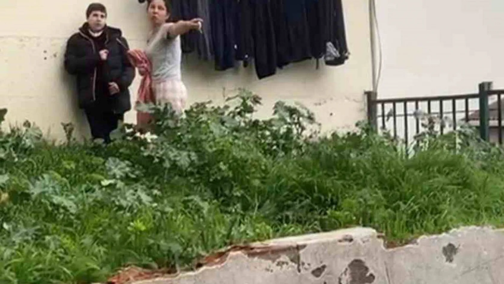 İstanbul'da parkta çocuğa şişle saldırı tehdidi kamerada: 'Senin beynini patlatırım'