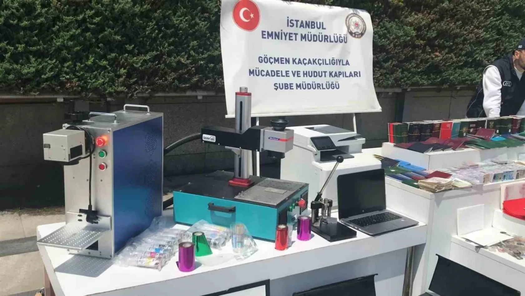 İstanbul'da sahte pasaport, kimlik ve vize şebekesine operasyon: 4 gözaltı