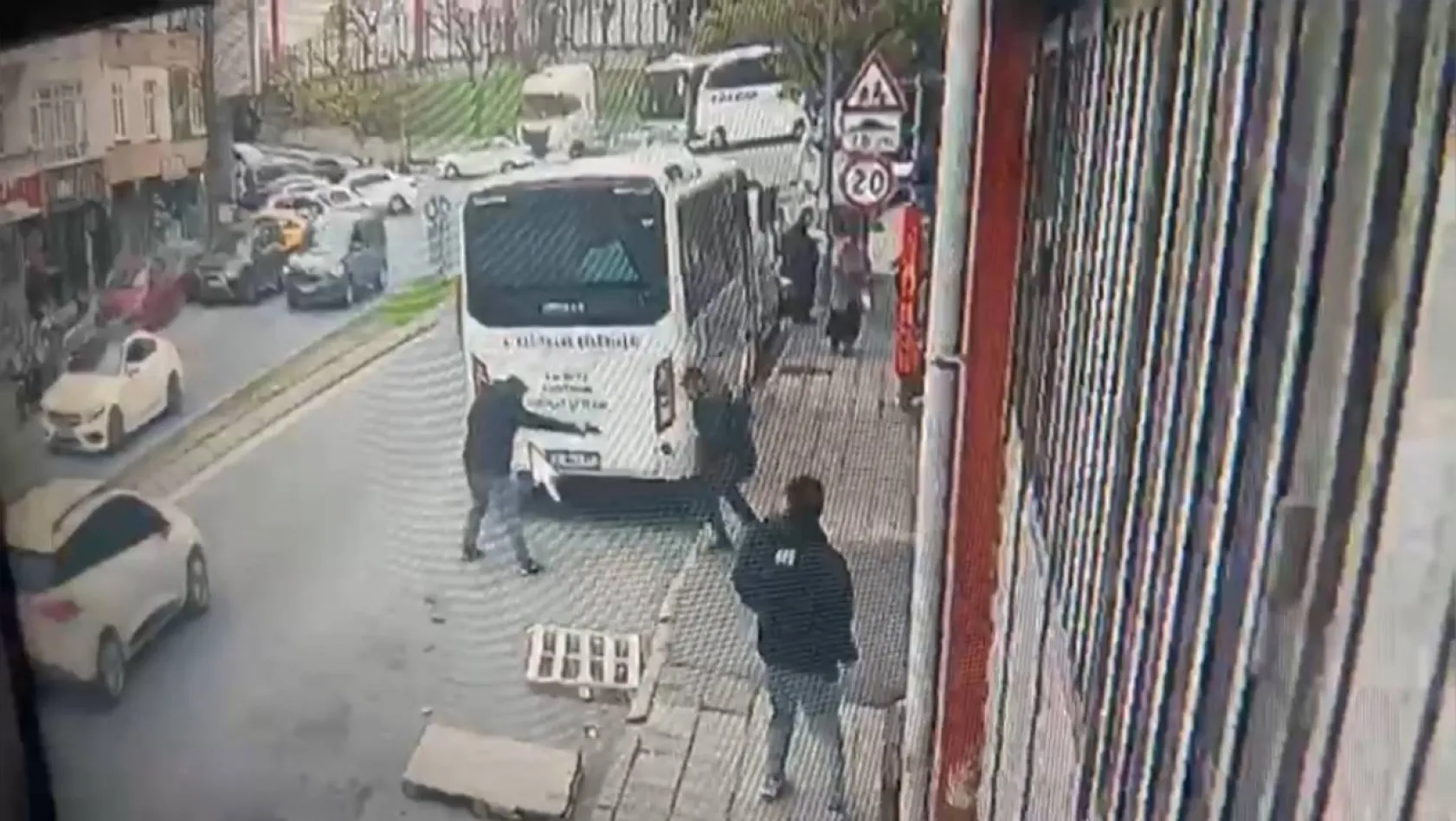 İstanbul'da silahlı saldırı kamerada: Eski sevgilisinin erkek arkadaşını vurdu