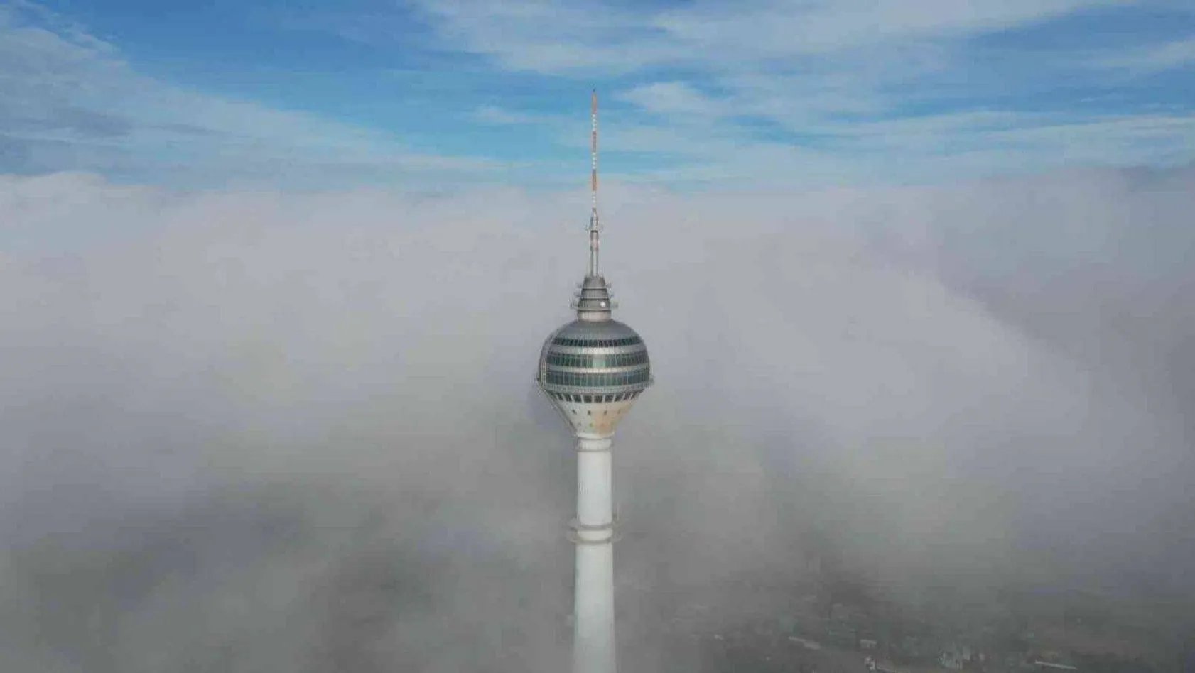 İstanbul'da sis bulutlarının arasında kalan Tv kulesi, kartpostallık manzaralar oluşturdu