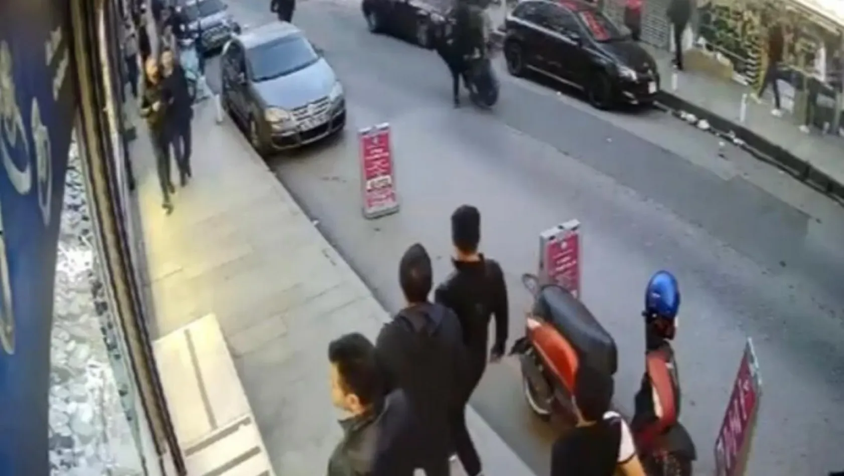 İstanbul'da tek tekerlek kazası kamerada: Scooterlı genç ve yaya kıl payı kurtuldu