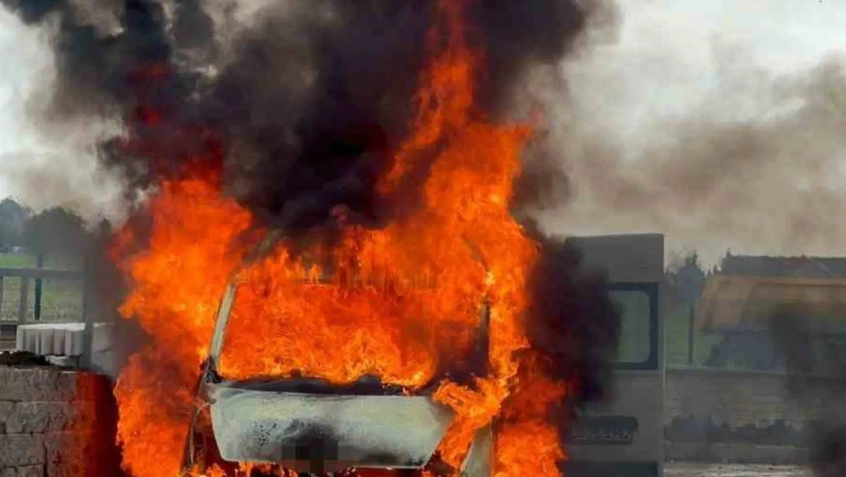 Silivri'de park halindeki araç alev alev yandı
