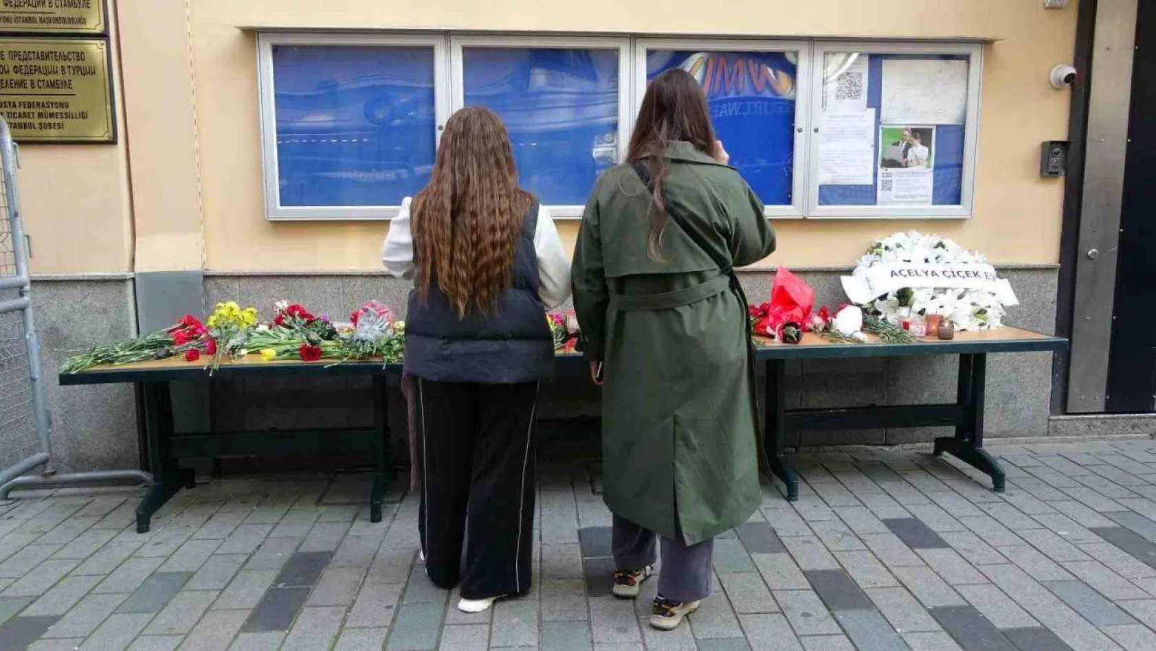 İstanbul'daki Rus vatandaşlar konsolosluk binası önüne çiçek bıraktı