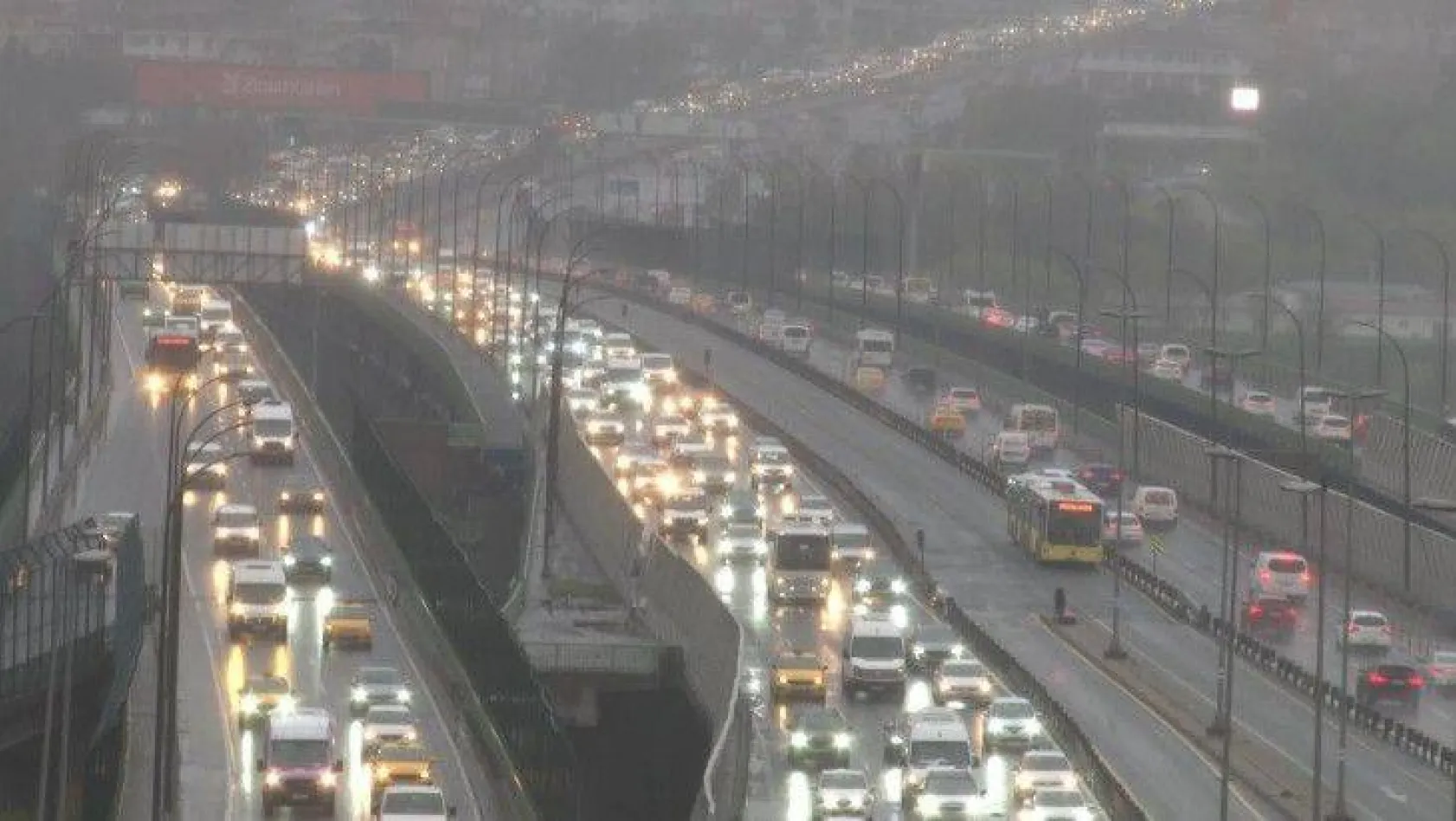 İstanbul güne yağmurla uyandı, trafik yüzde 51'e ulaştı
