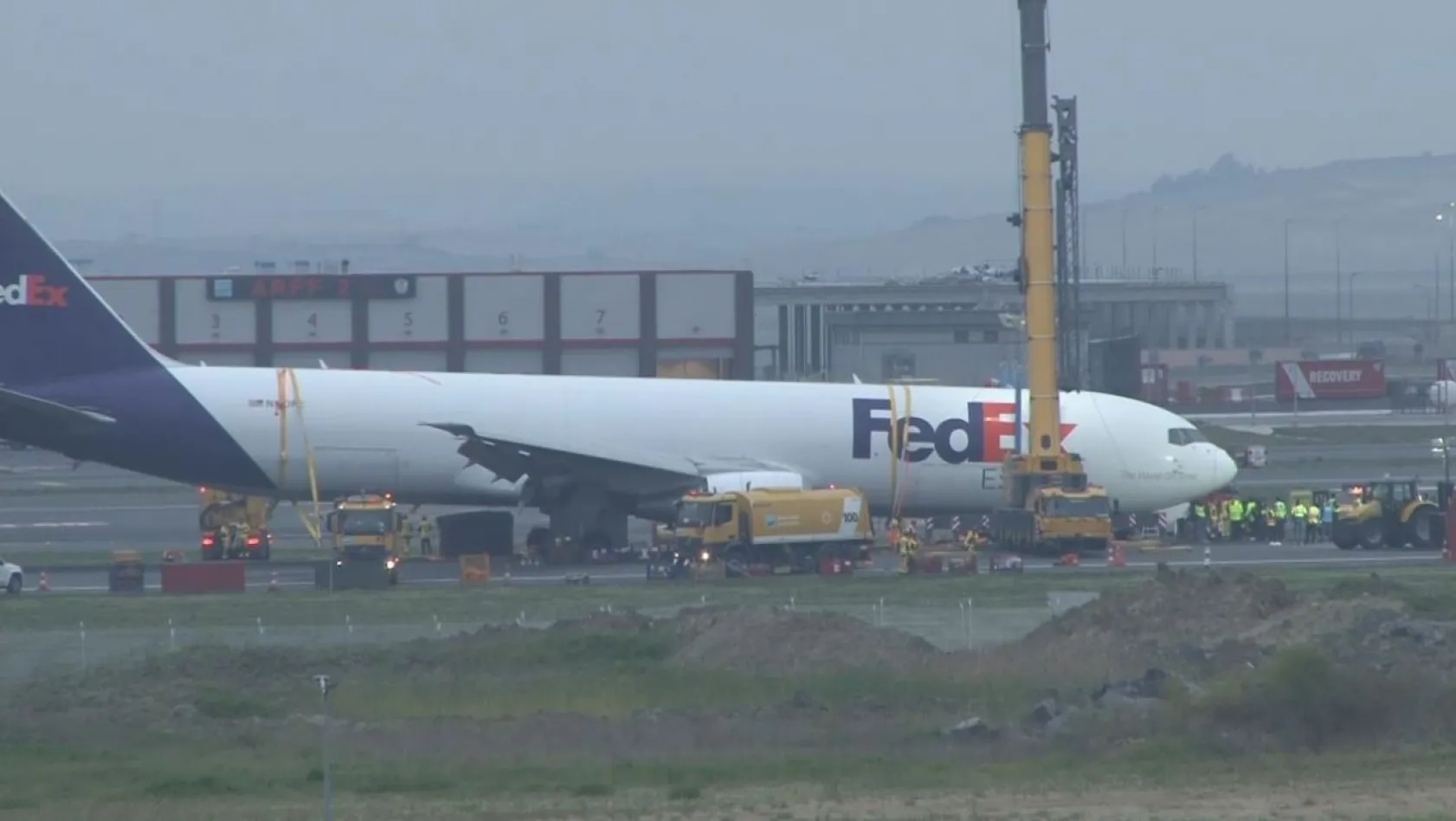 İstanbul Havalimanı'nda gövdesinin üzerine inen uçağın kaldırılma çalışmaları devam ediyor