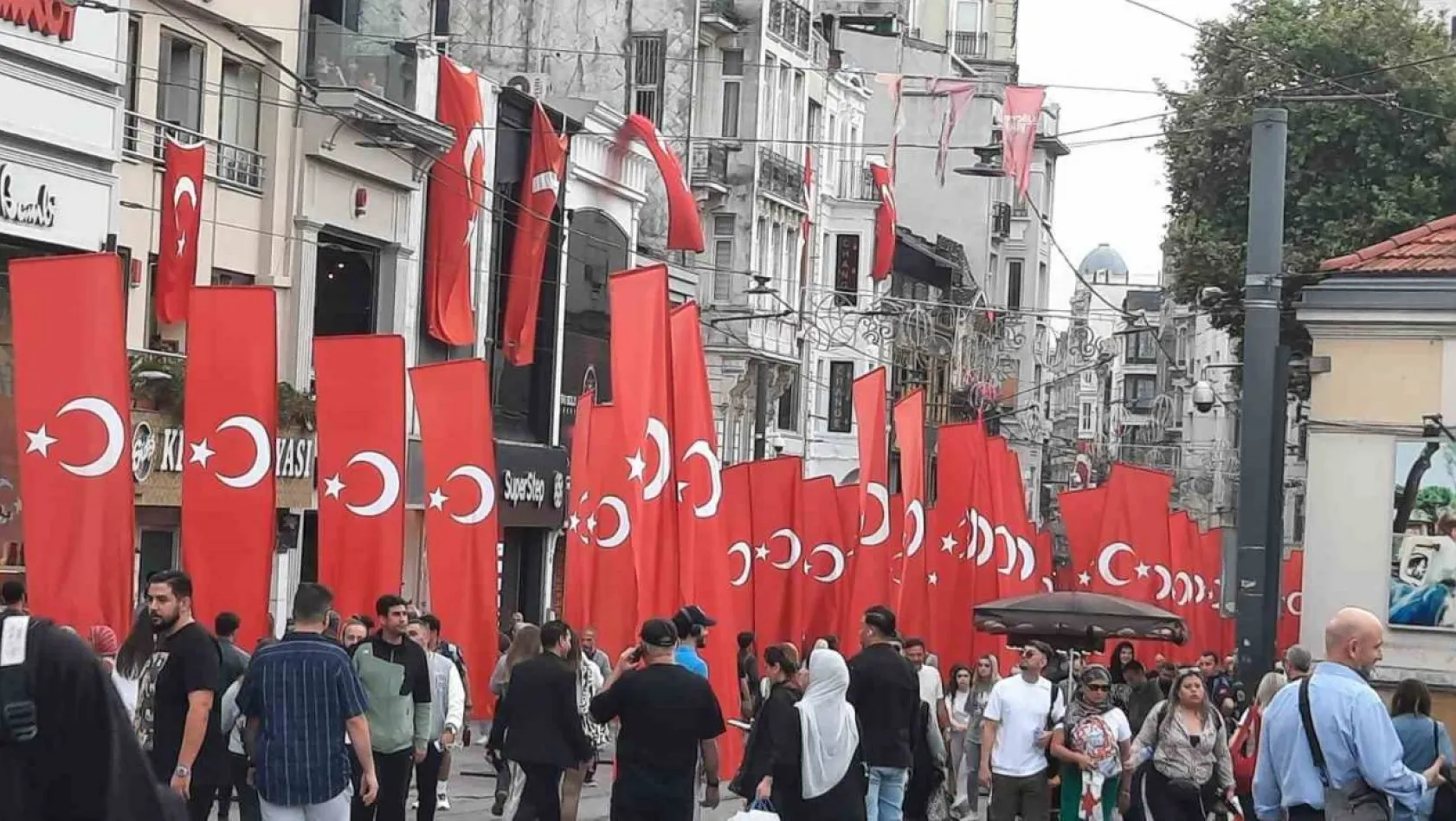 İstiklal Caddesi 100'üncü yıla özel Türk Bayraklarıyla donatıldı